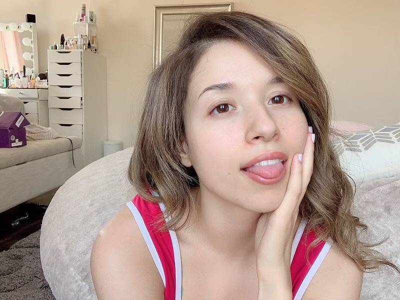 pokimane no makeup