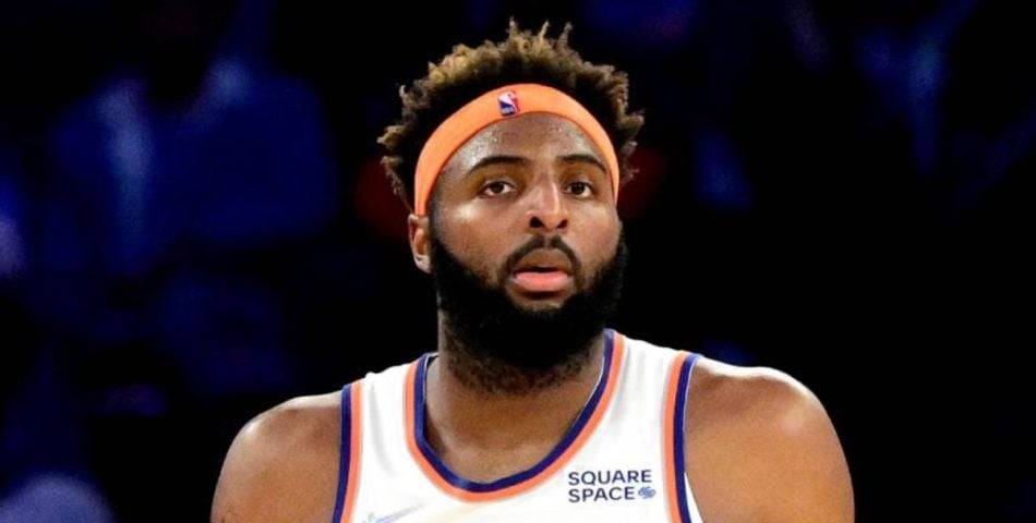 mitchell robinson salary,mitchell robinson father missing,where does mitchell robinson live,mitchell robinson jr,mitchell robinson daughter,mitchell robinson jr.,mitchell robinson girlfriend