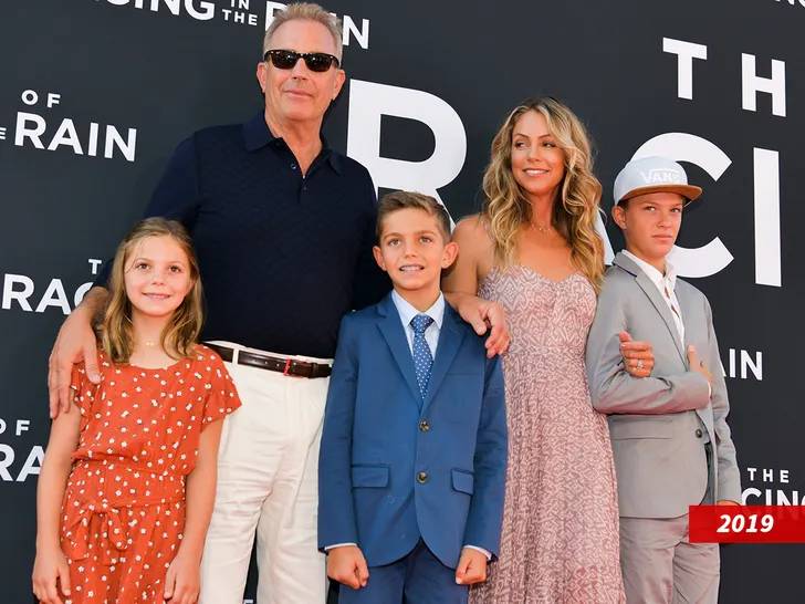 kevin costner children,kevin costner age,kevin costner illegitimate child,how many times has kevin costner been married,kevin costner net worth,kevin costner wife age difference,kevin costner kids ages,kevin costner wife black,kevin costner christine baumgartner deutschland