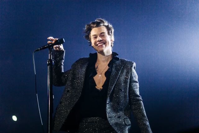 Harry Styles halts Cardiff show for pregnant fan to use the washroom