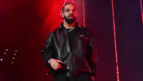 Drake Gifts $50,000 to Fan in Las Vegas Show